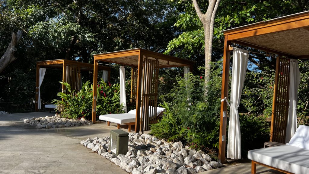 Des cabanes à la piscine du Westin Club
