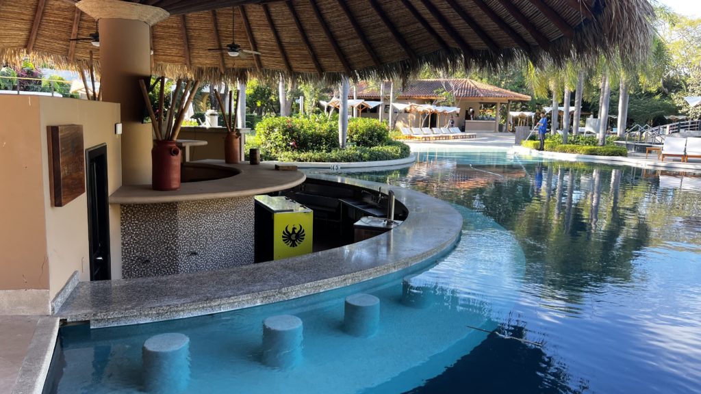 Une vue du pool bar
