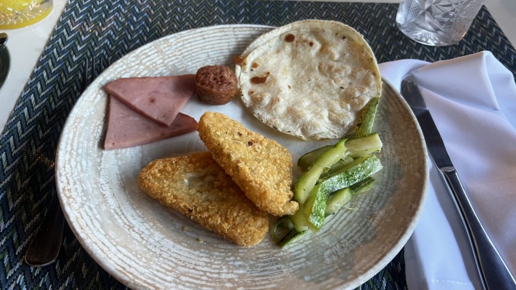 Une assiette de petit-déjeuner dans un hôtel