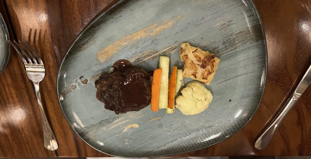 Un plat a base de viande et de légumes