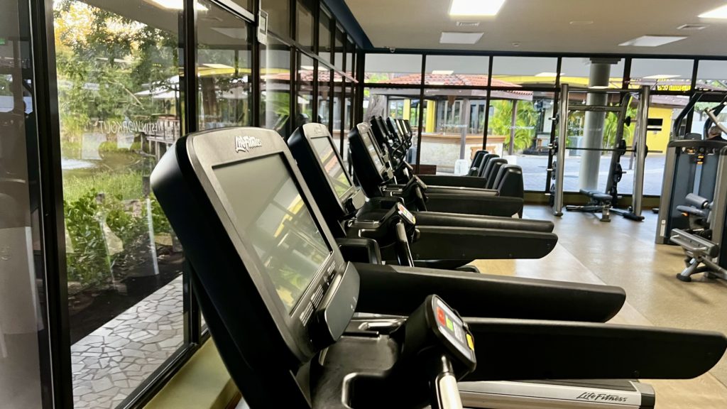 Une salle de sport dans un hôtel