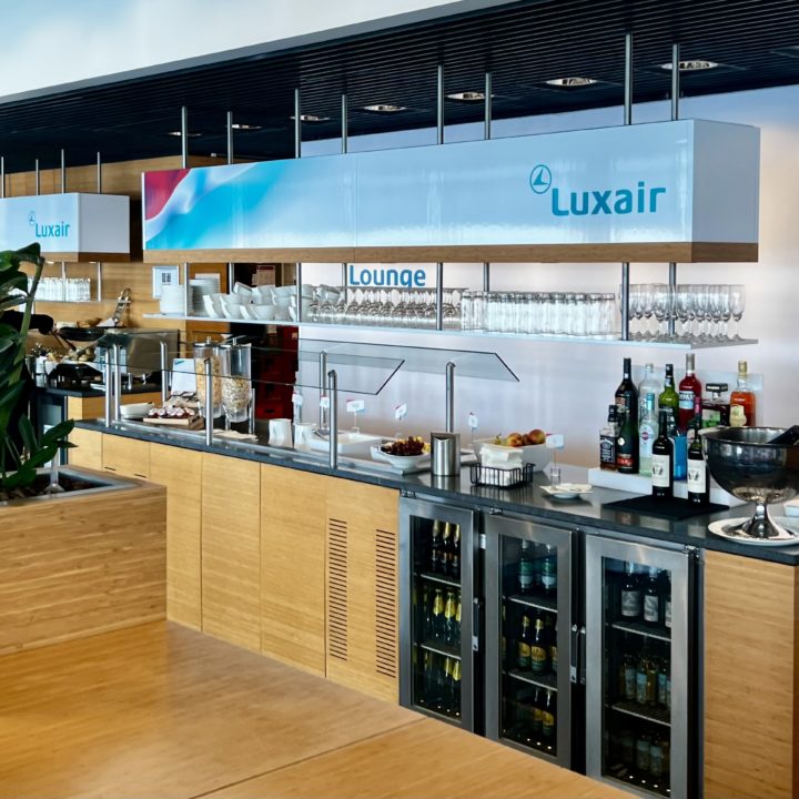 Un salon d'aéroport Luxair avec un buffet