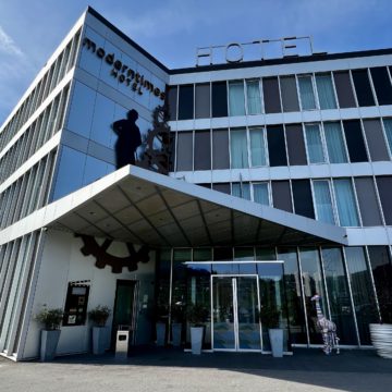 L'entrée de l'établissement Modern Times Hotel à Vevey
