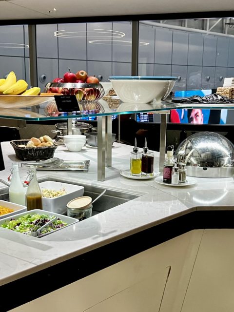 Un buffet dans un salon d'aéroport à Zürich, dans le lounge Aspire
