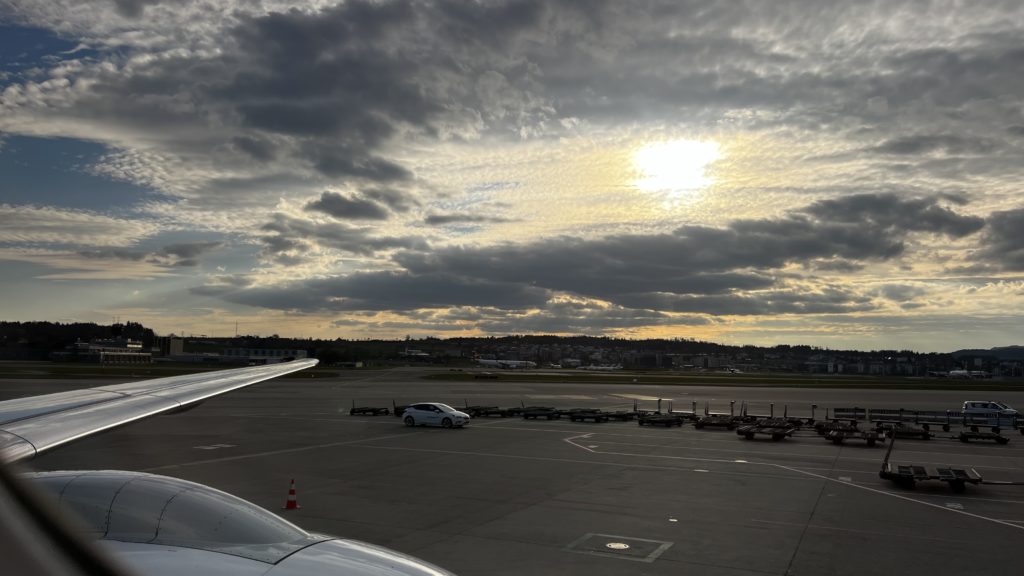 Une vue sur une aile et une piste à l'aéroport de Zürich