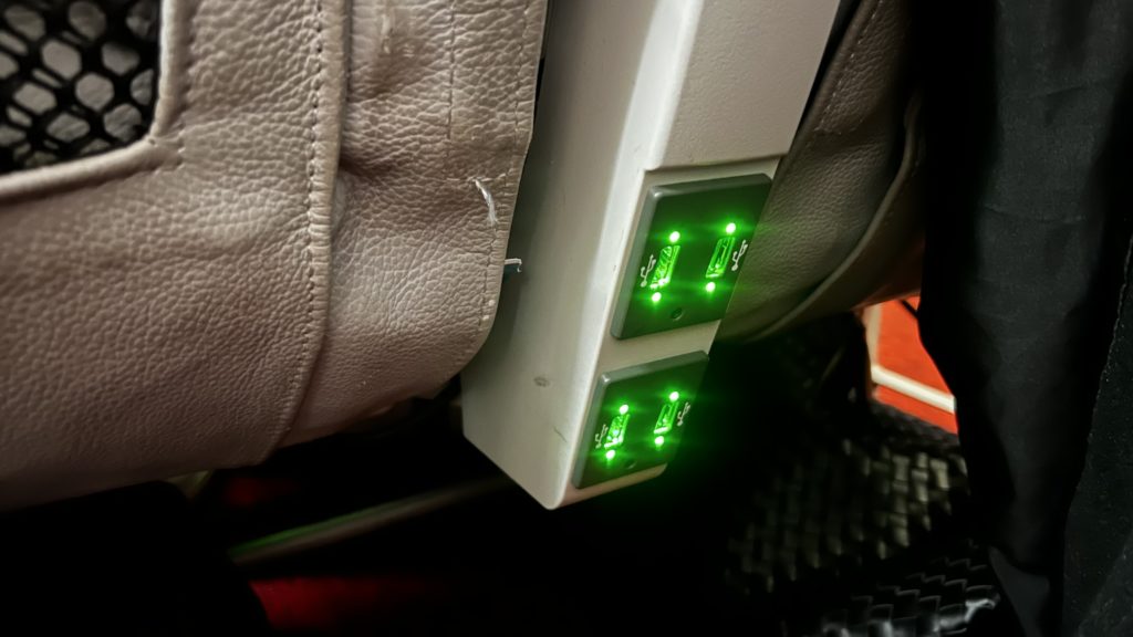 Des prises électriques dans un avion