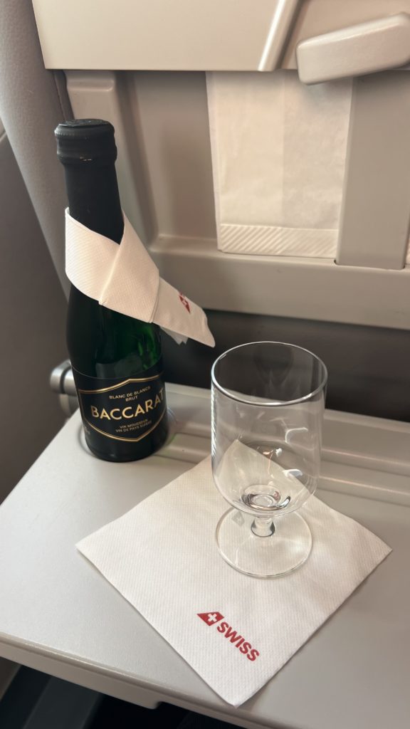 Un mousseux en cabine avec un verre de champagne