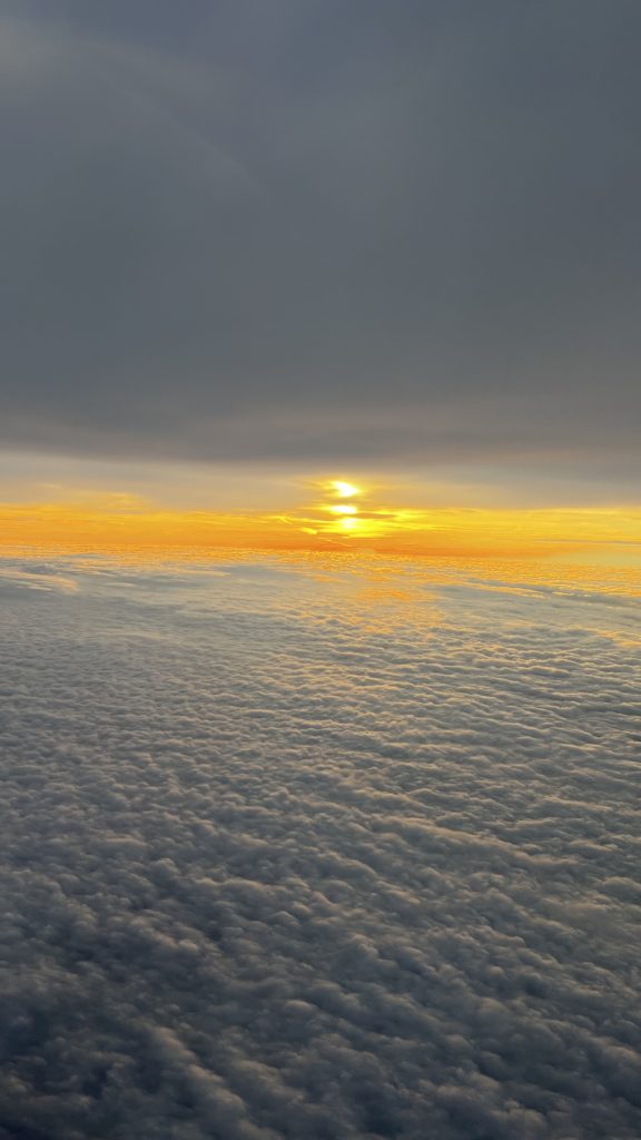 Un coucher de soleil observé depuis un avion