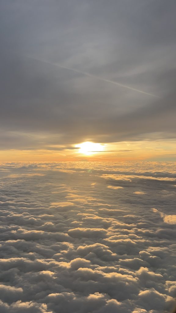 Un coucher de soleil observé depuis un avion