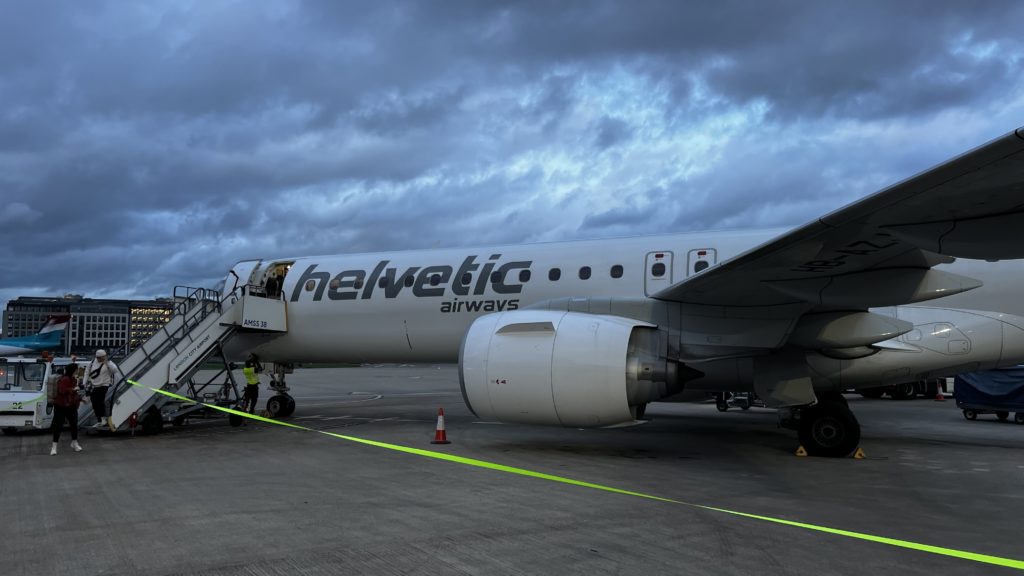 Un avion Helvetic Airways sur le tarmac de l'aéroport de Londres City