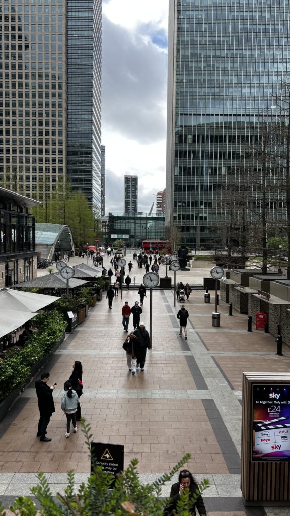 Des bâtiments de type gratte-ciel dans un quartier de Canary Wharf à Londres