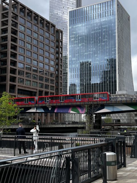 La DLR passant devant des bâtiments de type gratte-ciel dans un quartier de Canary Wharf à Londres