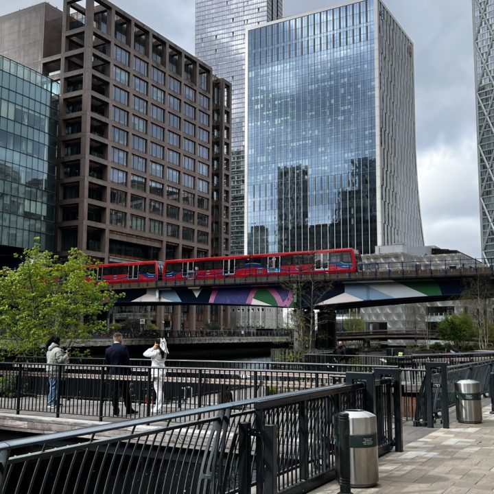 La DLR passant devant des bâtiments de type gratte-ciel dans un quartier de Canary Wharf à Londres
