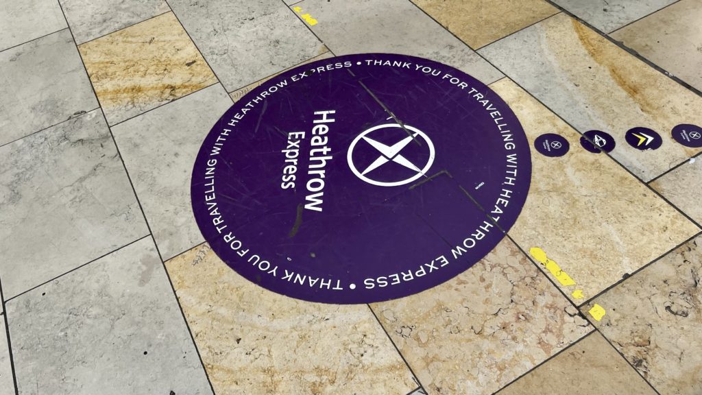 Un autocollant au sol indiquant le chemin vers le Heathrow Express