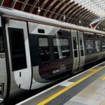Une rame Heathrow Express stationnée à Londres Paddington