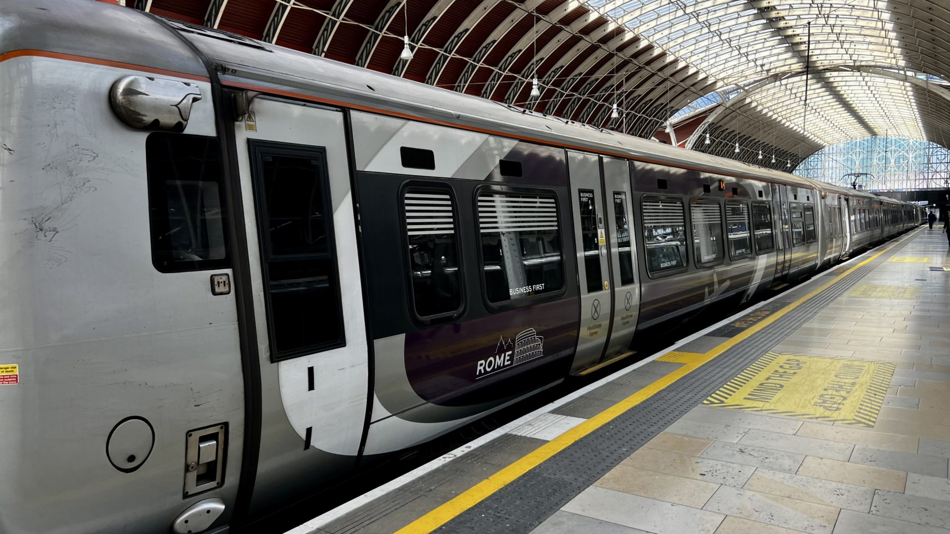 Une rame Heathrow Express stationnée à Londres Paddington