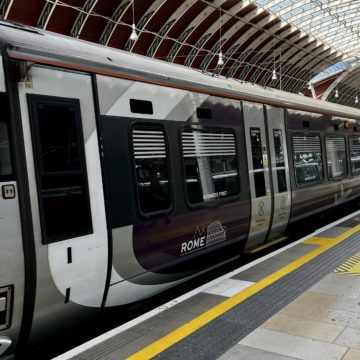 Une rame Heathrow Express stationnée à Londres Paddington