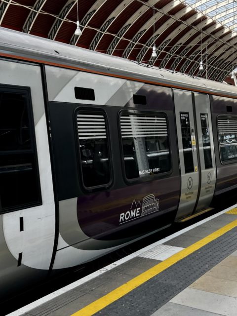 Une rame Heathrow Express stationnée à Londres Paddington