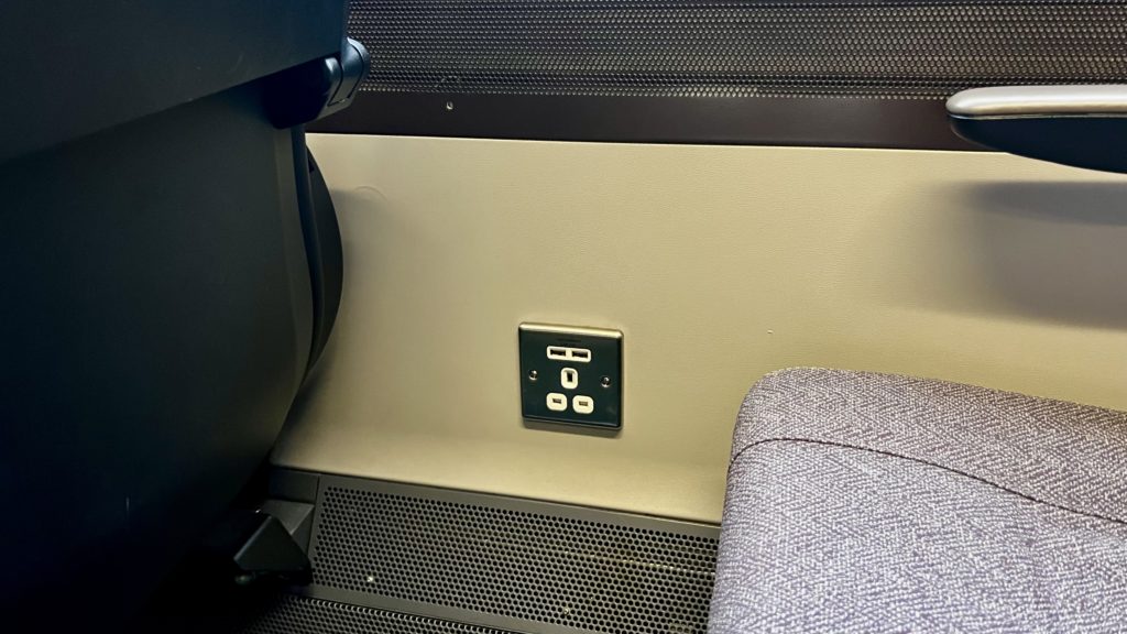 Un aperçu sur une prise électrique à bord du Heathrow Express