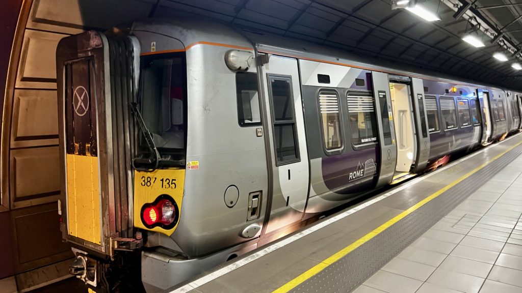 Une rame du HeathrowExpress stationnée dans le terminal de Londres Heathrow