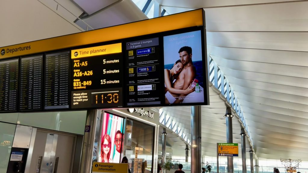 Un panneau de départs dans un terminal d