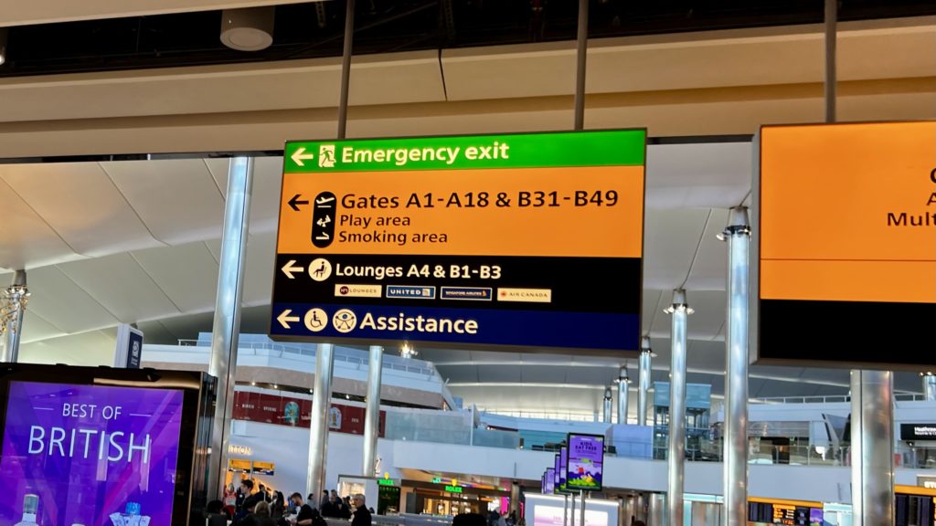 Des panneaux indiquant des directions dans un terminal d