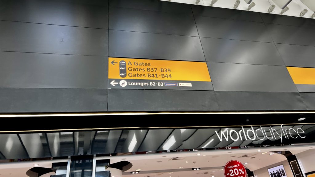 Des panneaux indiquant des directions dans un salon d