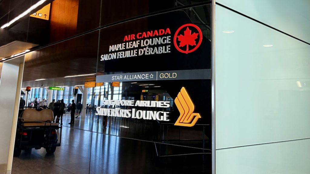 Des signalisations indiquant un salon Air Canada et Singapore Airlines à Heathrow, dans le Terminal 2