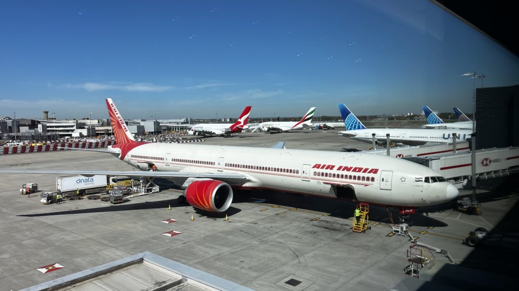 Une vue sur des avions depuis un terminal d