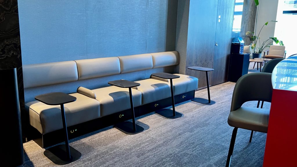 Des fauteuils dans un salon Air Canada