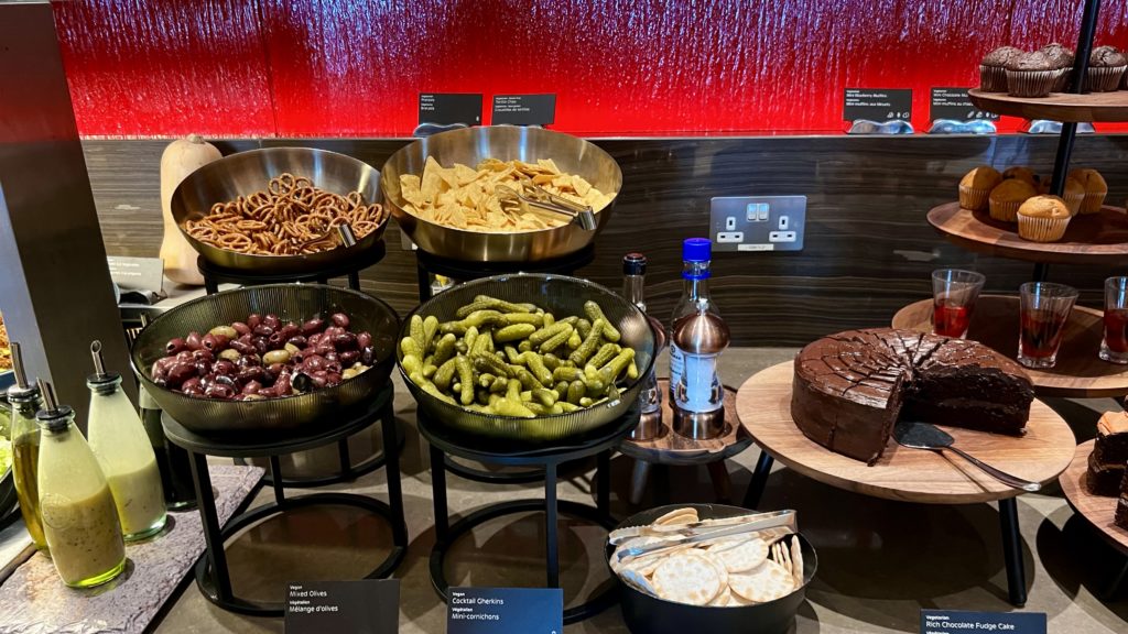 Un buffet dans un salon d