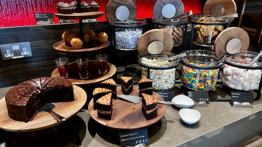 Un buffet dans un salon d