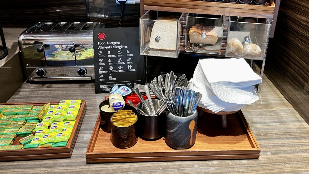 Un buffet dans un salon d