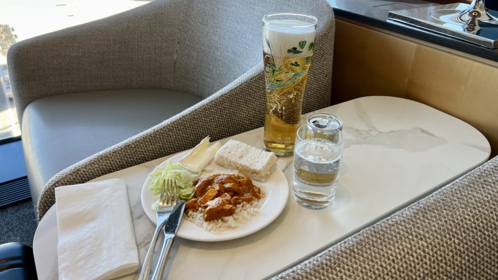 Un plat avec du riz, du fromage de la salade ainsi qu