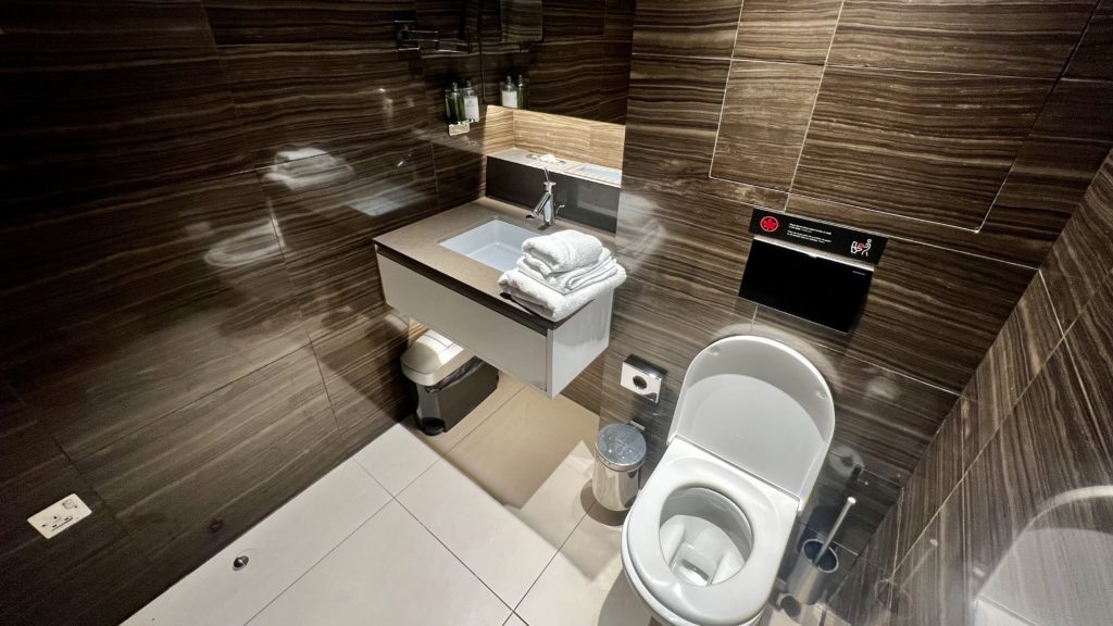 Des douches dans un salon d