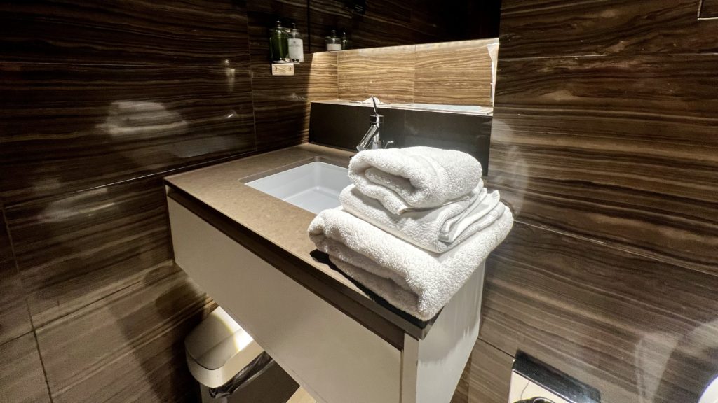 Des linges mis à disposition dans des douches d