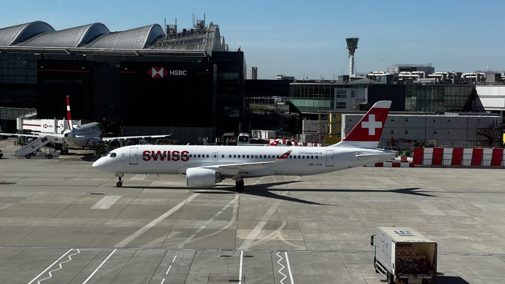 Un avion Airbus A220 de SWISS HB-JCK