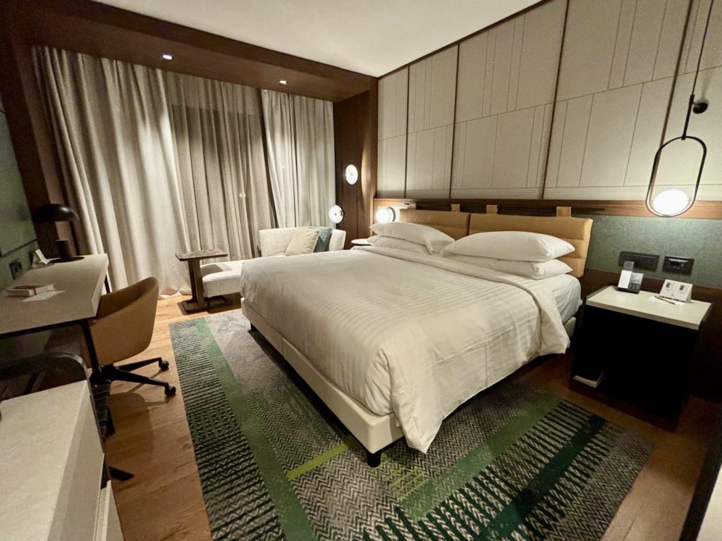 Une chambre d'hôtel avec un grand lit king size
