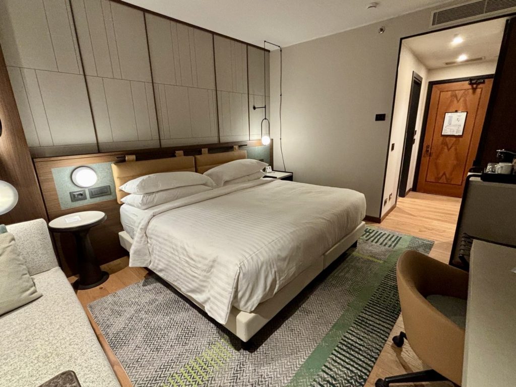 Une chambre d'hôtel avec un grand lit king size