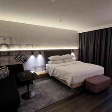 Un lit dans une chambre d'hôtel
