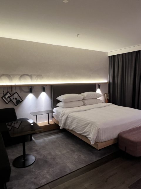 Un lit dans une chambre d'hôtel