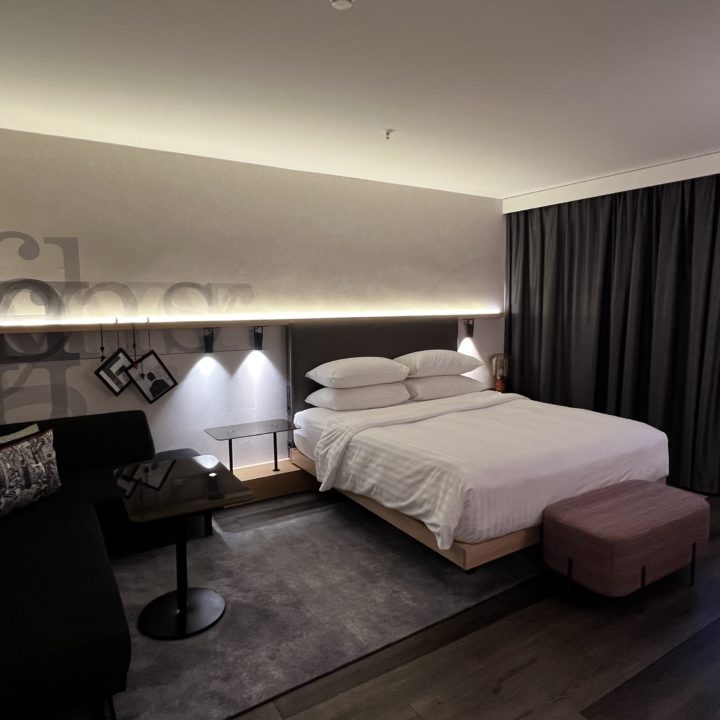 Un lit dans une chambre d'hôtel