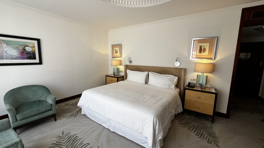 Une chambre d'hôtel avec un lit king-size