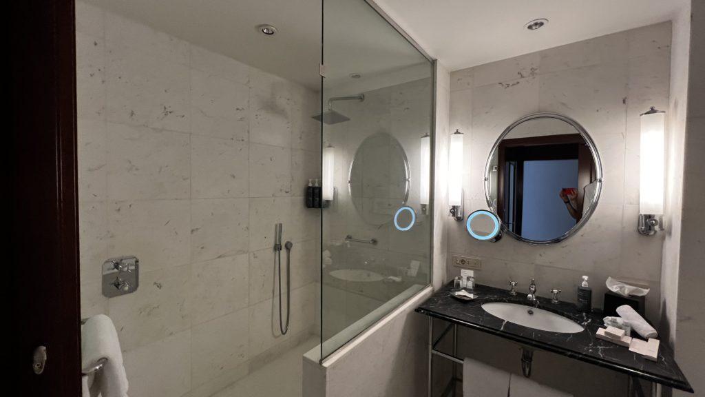 Une salle de bain avec douche à l'italienne et le lavabo