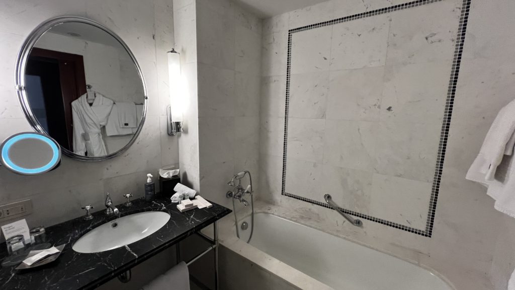 Une salle de bain avec une baignoire et le lavabo