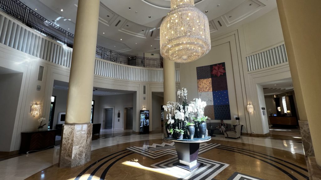 Le hall d'entrée de l'hôtel The Westin Valencia avec un magnifique lustre