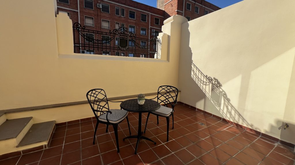 Une terrasse dans une chambre d'hôtel