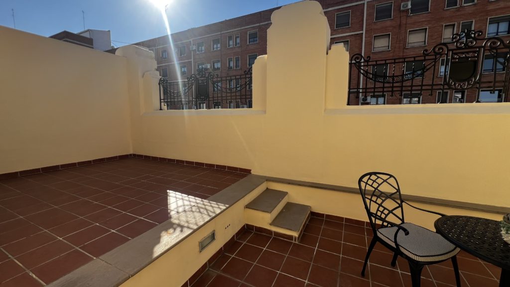 Une terrasse dans une chambre d'hôtel