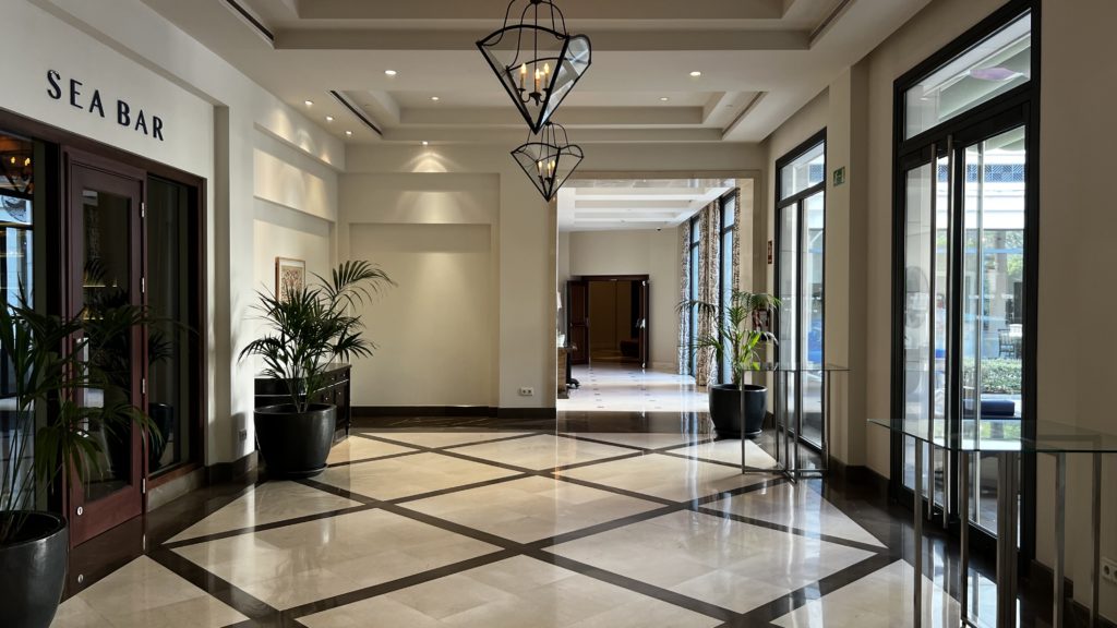 Un couloir d'hôtel avec sur la gauche un bar "Sea Bar"