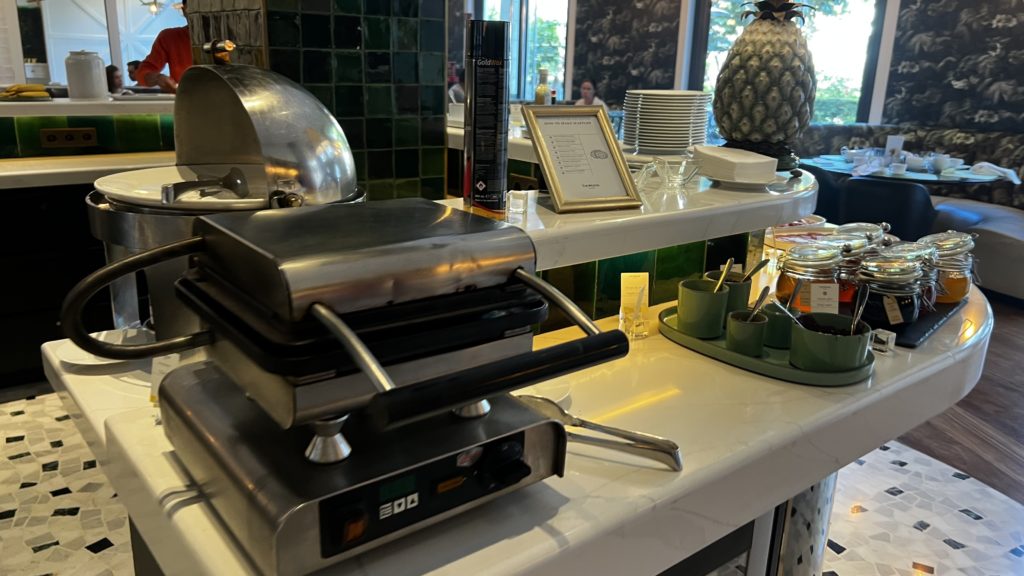 Une machine à gaufres dans un buffet de petit-déjeuner